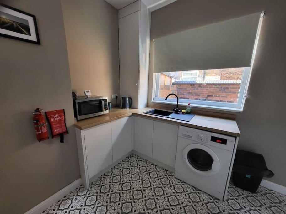 4 Bedroom House, 8 Min To City! Manchester Exterior photo