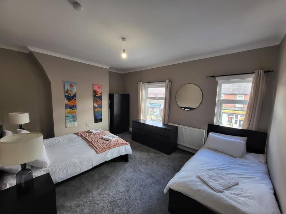 4 Bedroom House, 8 Min To City! Manchester Exterior photo