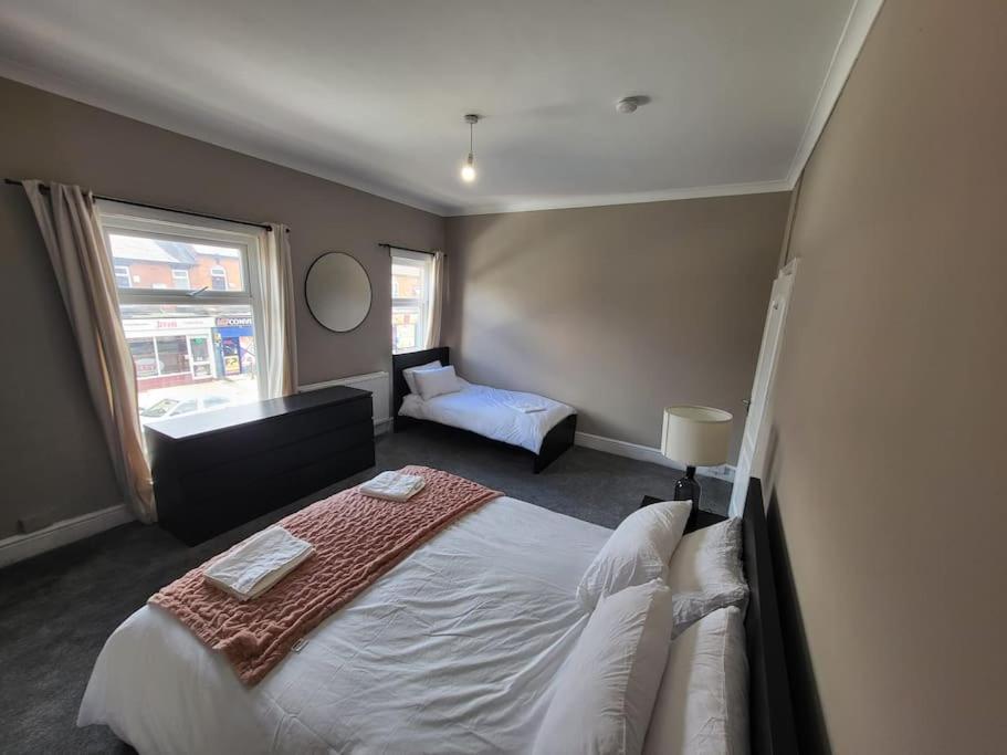 4 Bedroom House, 8 Min To City! Manchester Exterior photo