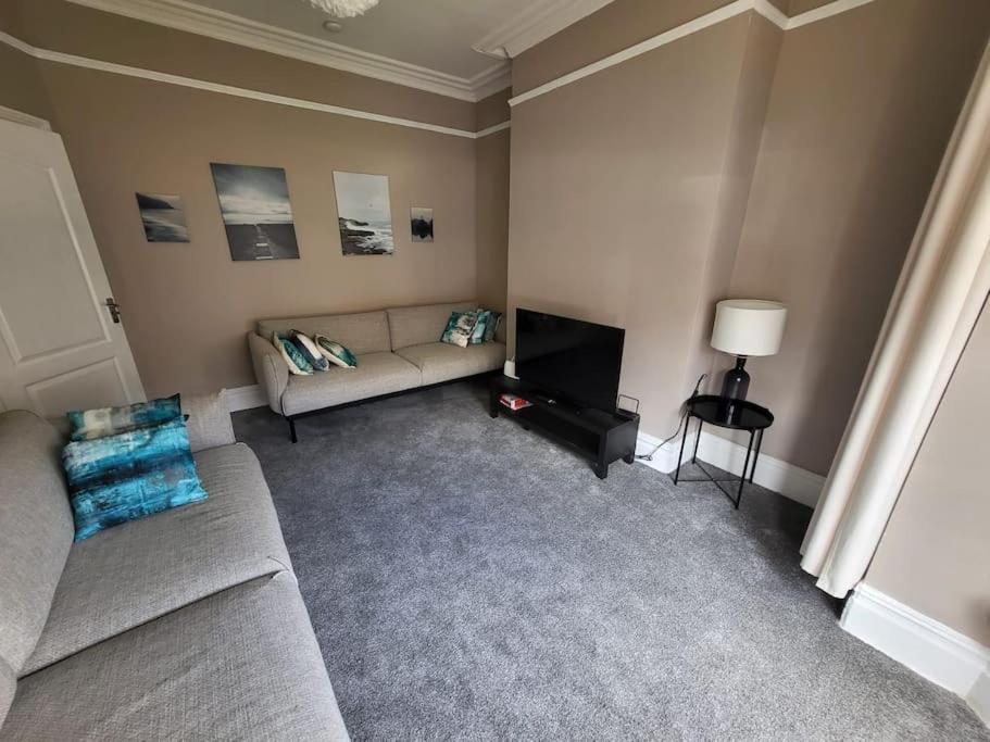 4 Bedroom House, 8 Min To City! Manchester Exterior photo